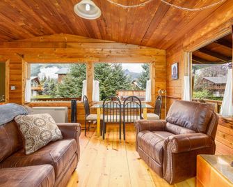 Peaceful dog-friendly cabin with hot tub, woodstove, W/D & WiFi - mountain views - Girdwood - Living room