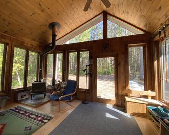 3-Acres Adirondack Cabin: Near Gore Mt, sauna room, pool table - North River - Living room