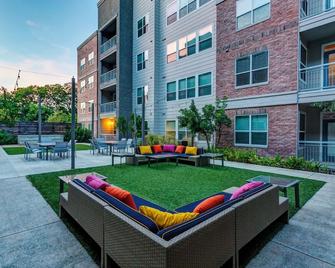 Landing at Republic At Alamo Heights - 2 Bedrooms in Uptown Central - San Antonio - Patio