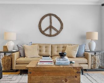 Centrally located, family & pet-friendly 4 bd, 2ba house. - Livermore - Sala de estar
