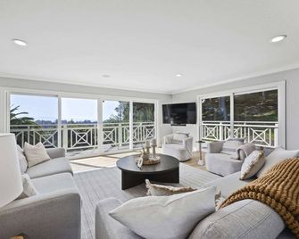 Serene Mountain Home with Ocean View! - Aptos - Living room