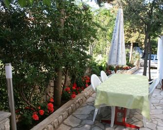 Apartments by the sea Mandre, Pag - 6515 - Kolan - Patio