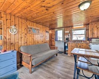 Full Cabin: 21 Steps To The Lake! Pet Friendly! - Houghton Lake - Living room