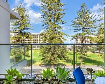 Seaside Apartment With Lap Pool, Sauna and Gym - Glenelg - Balcony