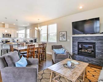Ocean Shores House with Hot Tub - Walk to Beach - Ocean Shores - Living room