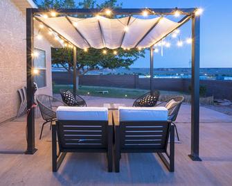 Modern retreat, great views, games galore.. - Page - Patio