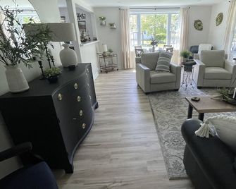 Upscale Luxury Apt, 2 minute walk to Glenn Park and Britesmith! - Williamsville - Living room