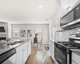 Spacious 4-bedroom house minutes from Atlanta airport - Union City - Kitchen