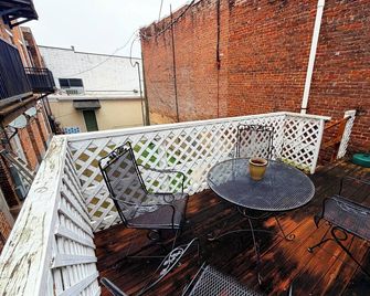 Lovely 2-bedroom apartment with AC in charming Downtown Columbus - Columbus - Parveke