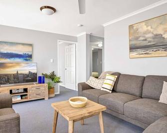 Vaai Moana - 5/10 Oriole Avenue - Peregian Beach - Living room