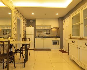 Beach front Everyting U Need Walking Distance c140 - Phuket City - Kitchen