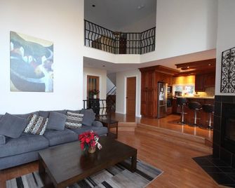 Tuscan Dream North - Lakehouse on Lac McGregor - Val-des-Monts - Living room