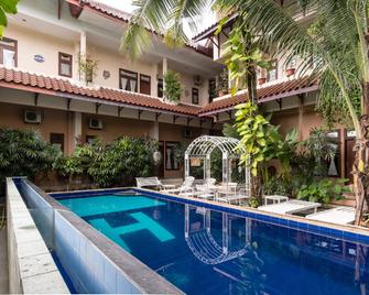 OYO 994 Huber Apartment - Medan - Pool