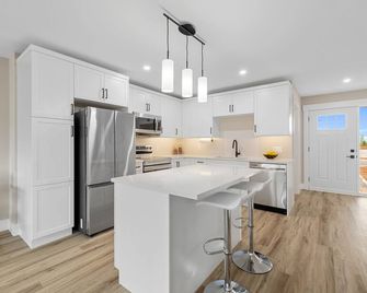 Beautiful Charlottetown Bungalow with Free Parking - Charlottetown - Kitchen