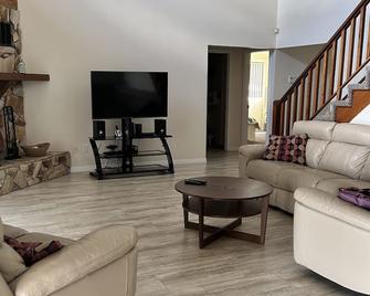 Lake Whistler Hideaway - Come and enjoy this breathtaking lake front home! - Auburndale - Living room