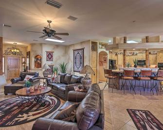 Patio, Grill and Yard Pet-Friendly Lake Havasu Gem - Lake Havasu City - Living room