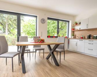 Vacation home in the center: terrace, quiet, green, pet-friendly, handicapped accessible - Sangerhausen - Eetruimte