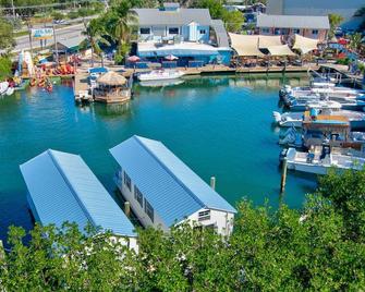 Aqua Lodges At Hurricane Hole Marina - Key West - Front desk