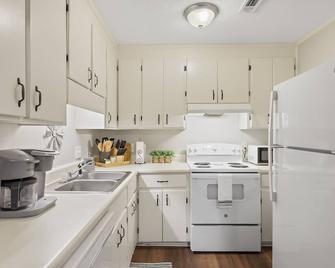 20 Green Acres Apartment - Enterprise - Kitchen