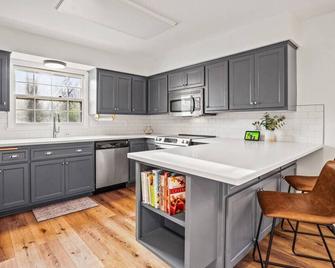 Meadow Hill: Central 3/3 | 2 Fenced Acres |Pool | Walk to Beach - Hartland - Kitchen