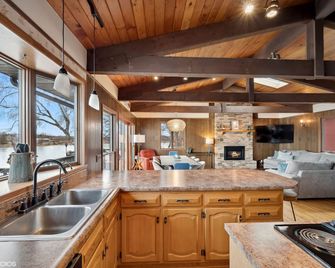 Cedar Lake getaway with sauna - cozy fireplace! - Annandale - Cocina
