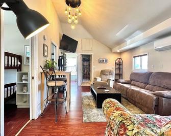 Bright Home Steps from Beach and Boardwalk! - Point Pleasant Beach - Living room
