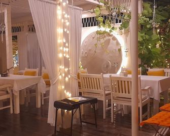 To The Moon Guesthouse - Chiang Mai - Restaurant
