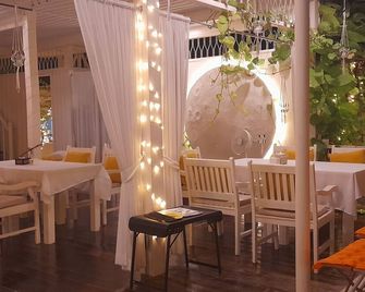 To The Moon Guesthouse - Chiang Mai - Restaurant