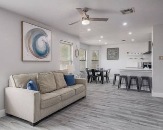 Huge Home in Killeen Large Families 16 Guests - Killeen - Living room