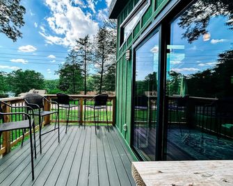 The Tiny House @ Deep Creek Lake - centrally located to everything Deep Creek - Oakland - Balcón