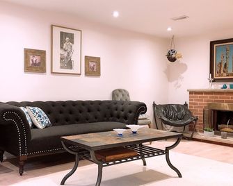 Cozy 2bedroom Basement unit - Richmond Hill
