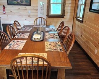 Family Friendly Lakefront Cottage, Ambajejus Lake - Millinocket - Comedor