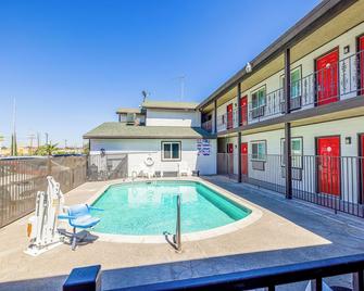 Hotel Avenida Victorville I 15 - Victorville - Piscina