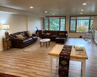 Woahink lakefront in Florence Oregon - Dunes City - Living room