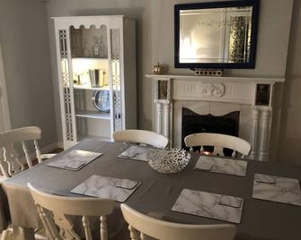 Captivating & Cosy 4-Bedroom House in Magherafelt - Magherafelt - Їдальня