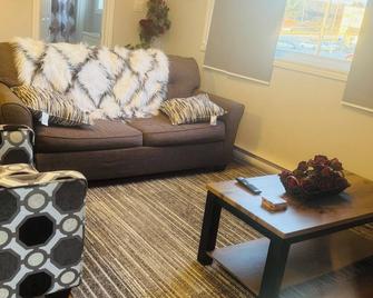 Luxurious 2 Bedroom with King and Queen bed and 1.5 Bathroom sleeps 6. - Bridgewater - Living room