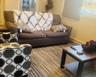 Luxurious 2 Bedroom with King and Queen bed and 1.5 Bathroom sleeps 6. - Bridgewater - Wohnzimmer