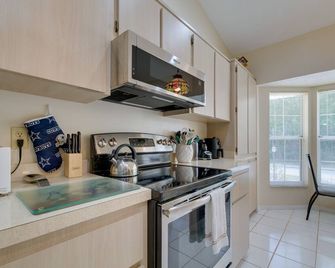 Canal-Front Retreat in Crystal River! - Crystal River - Kitchen