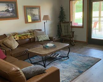 Summer Rental at Northern Bay Golf Resort at Castle Rock Lake - sleeps 9 - Arkdale - Sala de estar