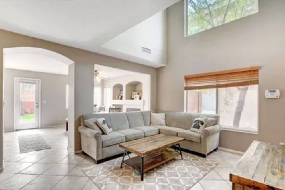 Spacious home with grass backyard, fire pit, & craft bar! - לאס וגאס