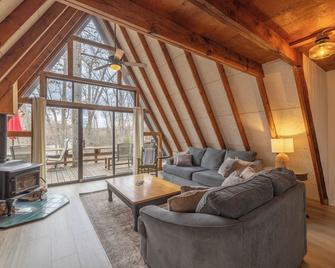 Lake Shadow Shores Pt. II by Innsbrook Vacations! - Wright City - Sala de estar