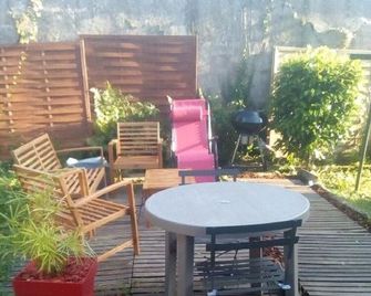 Pounette, Appartement T3 Centre Thermes - Luxeuil-les-Bains - Patio