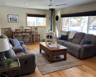 Enjoy a stay at the private, newly-remodeled Cowboy Cottage in Dayton, Wyoming. - Dayton - Living room
