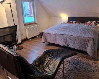 Schönste Lage am Rhein in unmittelbarer Stadtnähe, B & B - Cologne - Bedroom