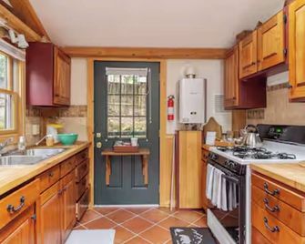 Authentic Log Home in Warren. Ski town. Mountain biking. Short walk to lake. - Warren - Cuisine