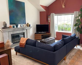 Tasteful, spacious, pool/jacuzzi, near beach, nature preserve, UCSB - Goleta - Obývací pokoj