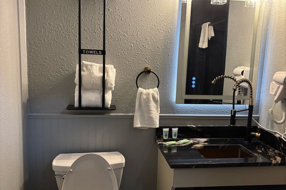 Plymouth Suites - Plymouth
