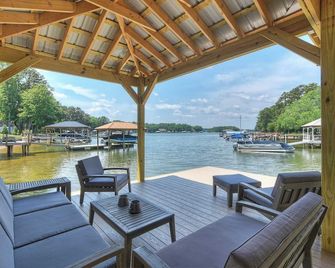 Dock Holiday by Avantstay Custom Home + New Dock - Huntersville - Patio