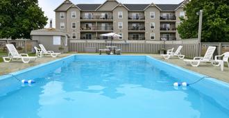 Canadas Best Value Inn & Suites-Charlottetown - Charlottetown - Pool