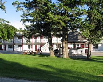 Mountain Springs Motel - Radium Hot Springs - Building
